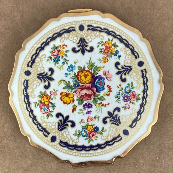 Vintage Stratton Compact Scalloped Edges Beautiful Art Nouveau Floral Bouque - Picture 1 of 6